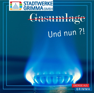 Man sieht eine blaue Flamme von einem Gasherd, die Flamme lodert recht hoch. Der Hintergrund ist bläulich. In weißer Schrift steht einmal das Wort "Gasumlage" durchgestrichenund darunter "Und nun?" © Stadtwerke Grimma GmbH